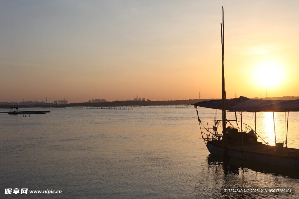 夕阳下的江畔帆船