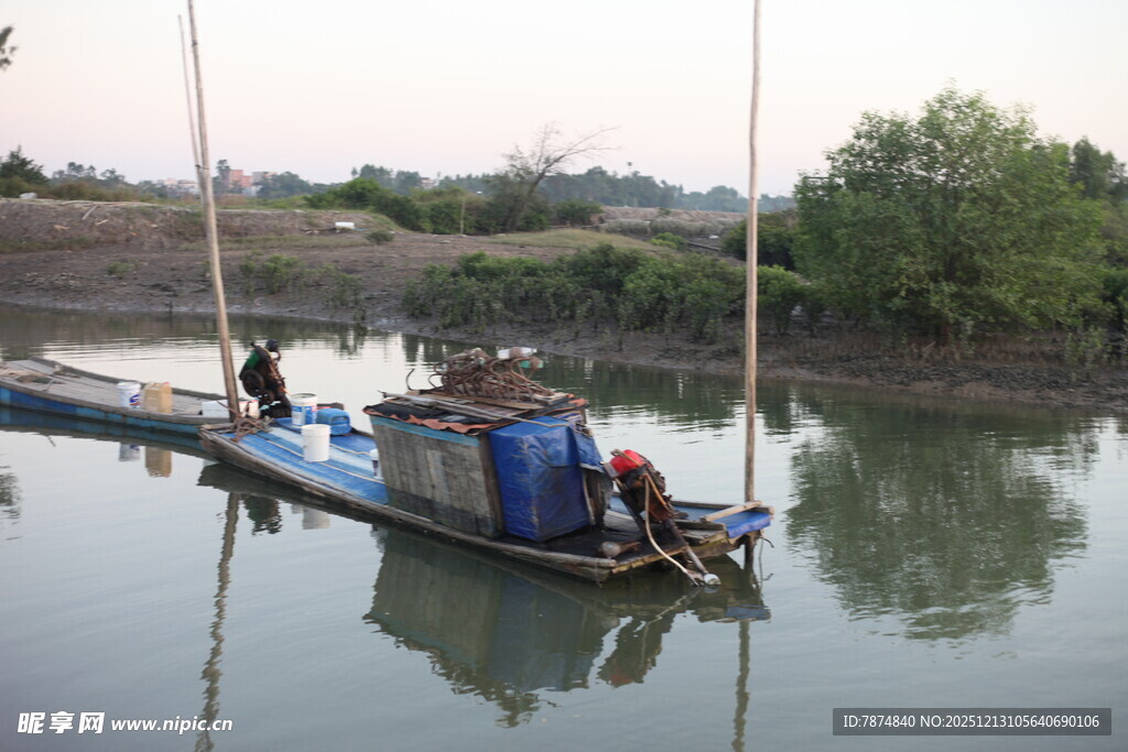 河边停泊的简易船只