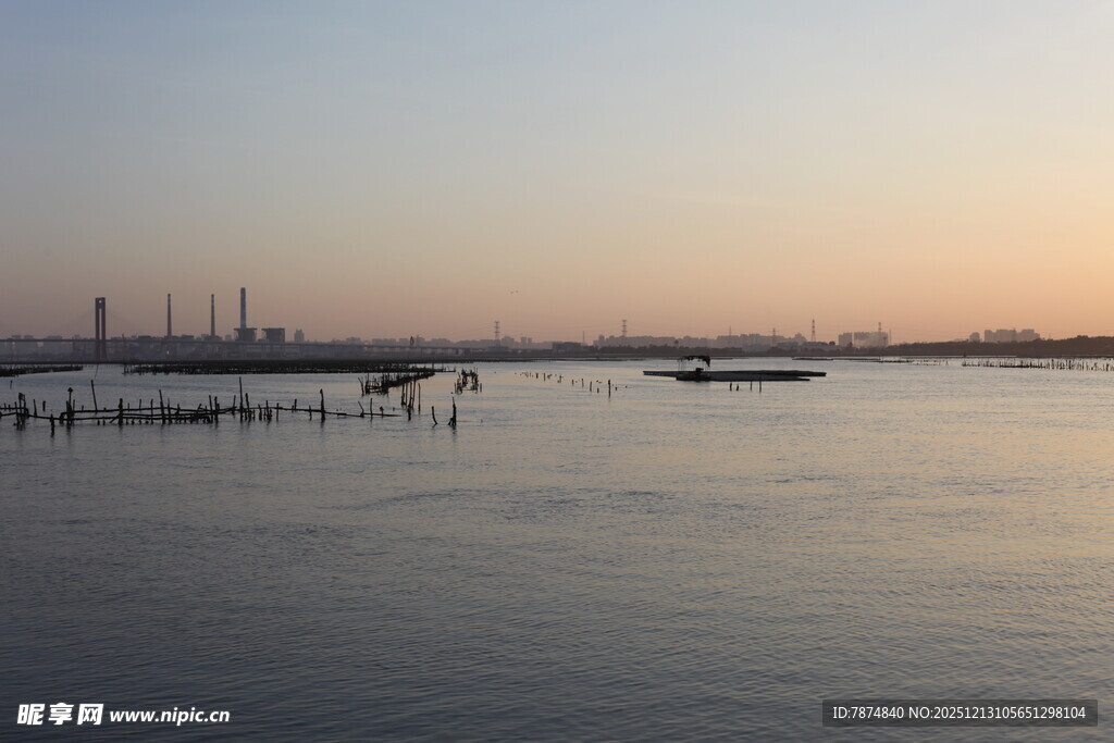黄昏下的宁静水域景观
