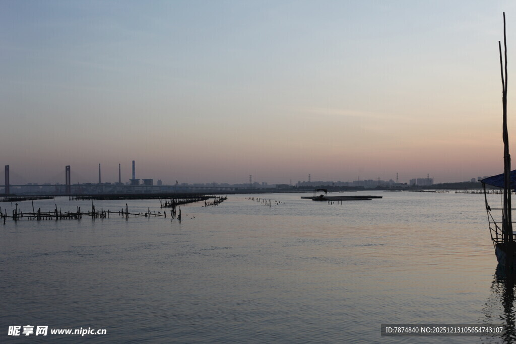 黄昏海港静谧停泊的船只