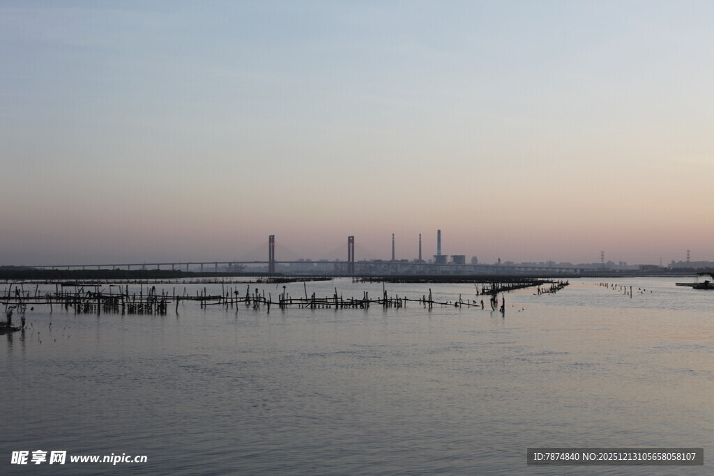 黄昏下宁静的水域码头