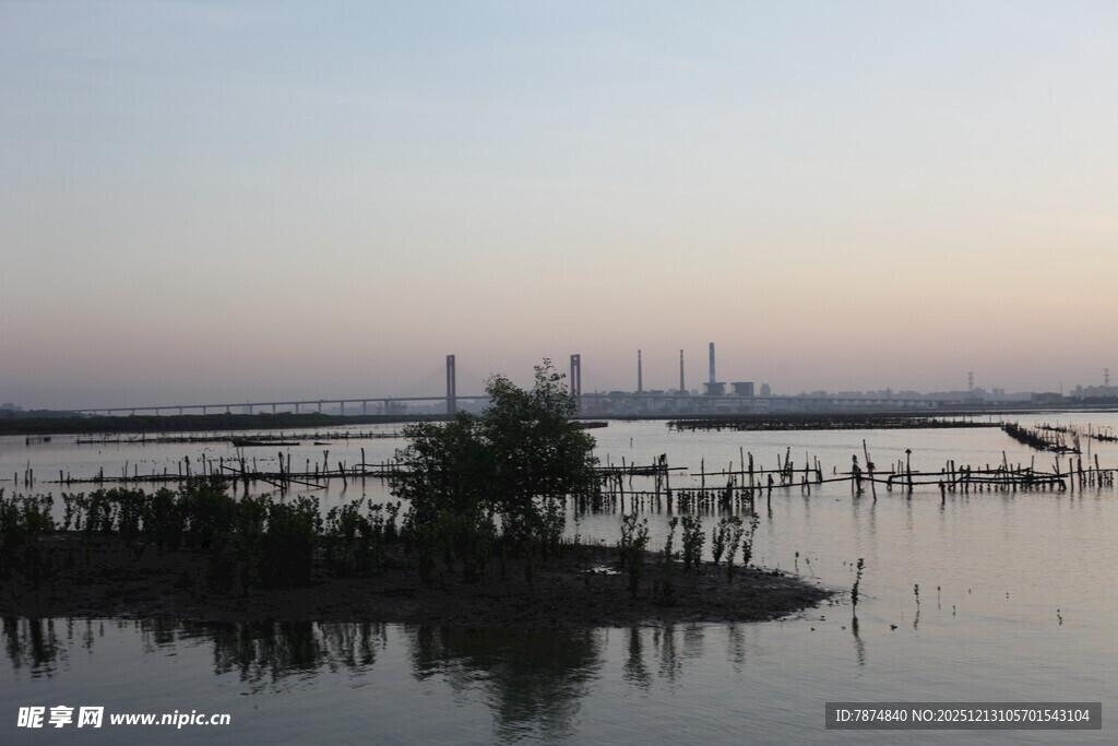 黄昏下的宁静水域景观