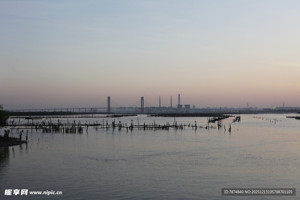 黄昏下的宁静港口景象