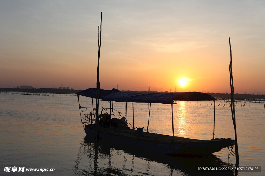 夕阳下的静谧湖面船只