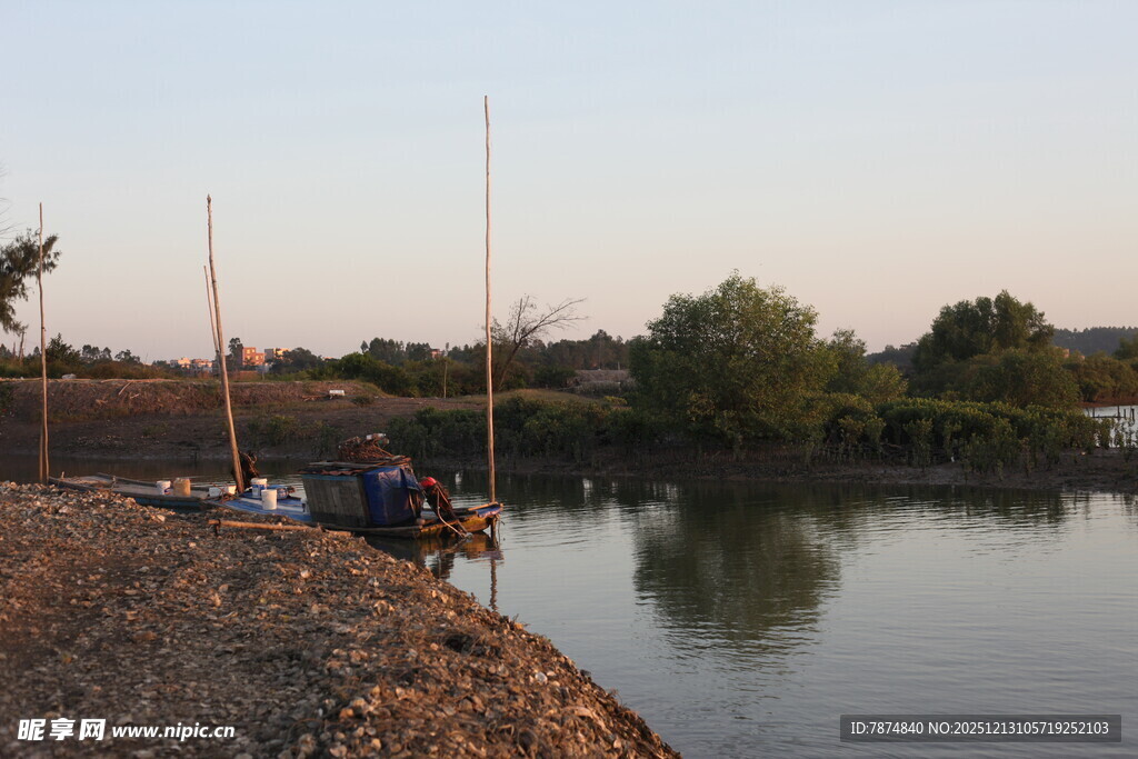 河边垂钓者的静谧时光