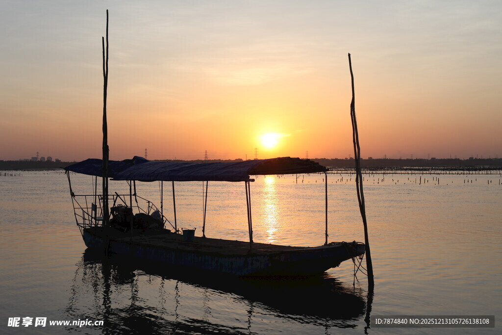 夕阳下湖面的静谧小船