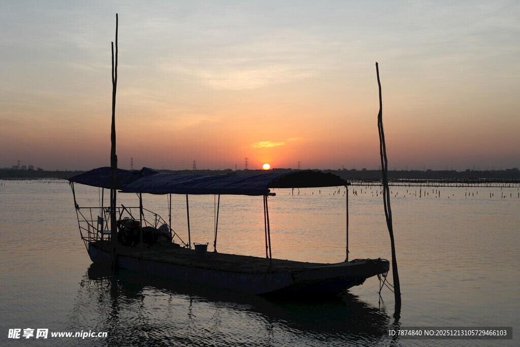 夕阳下湖面的孤舟