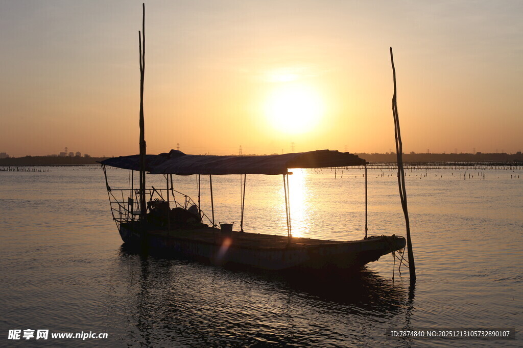 夕阳下湖面的静谧小船