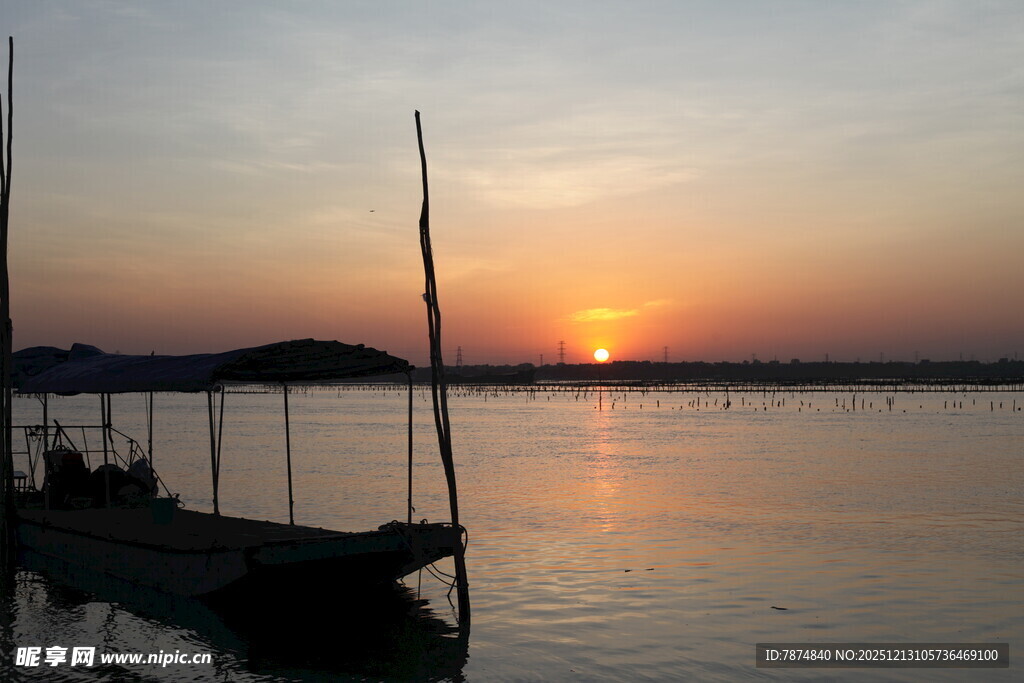 夕阳下静谧的水面与船只