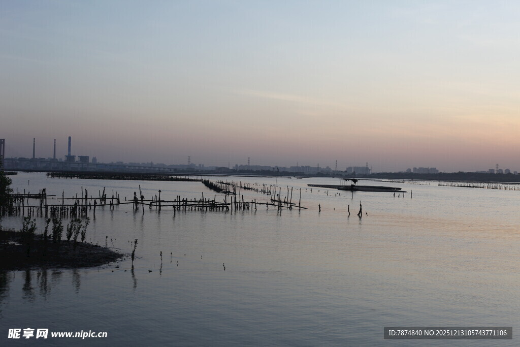 黄昏下的宁静水边景象