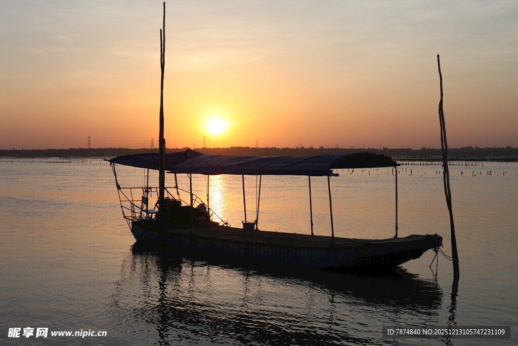 夕阳下湖面的静谧小船
