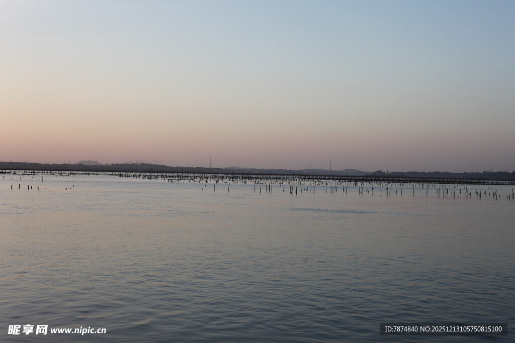 黄昏下宁静的广阔水域
