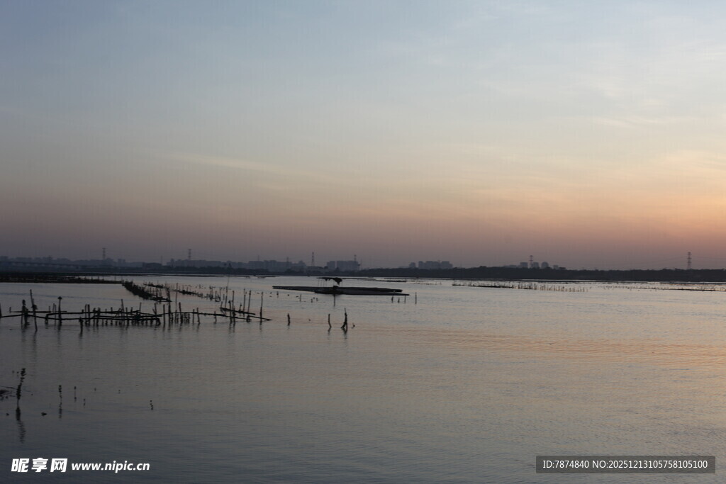 黄昏湖畔静谧小船景象