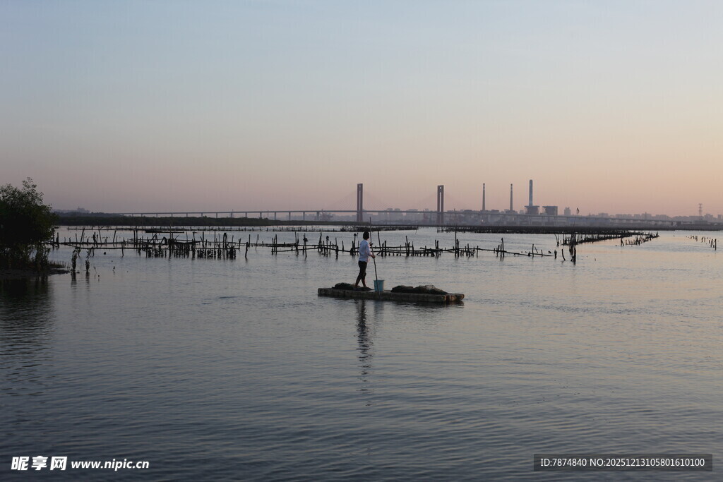 黄昏下宁静的港湾景象