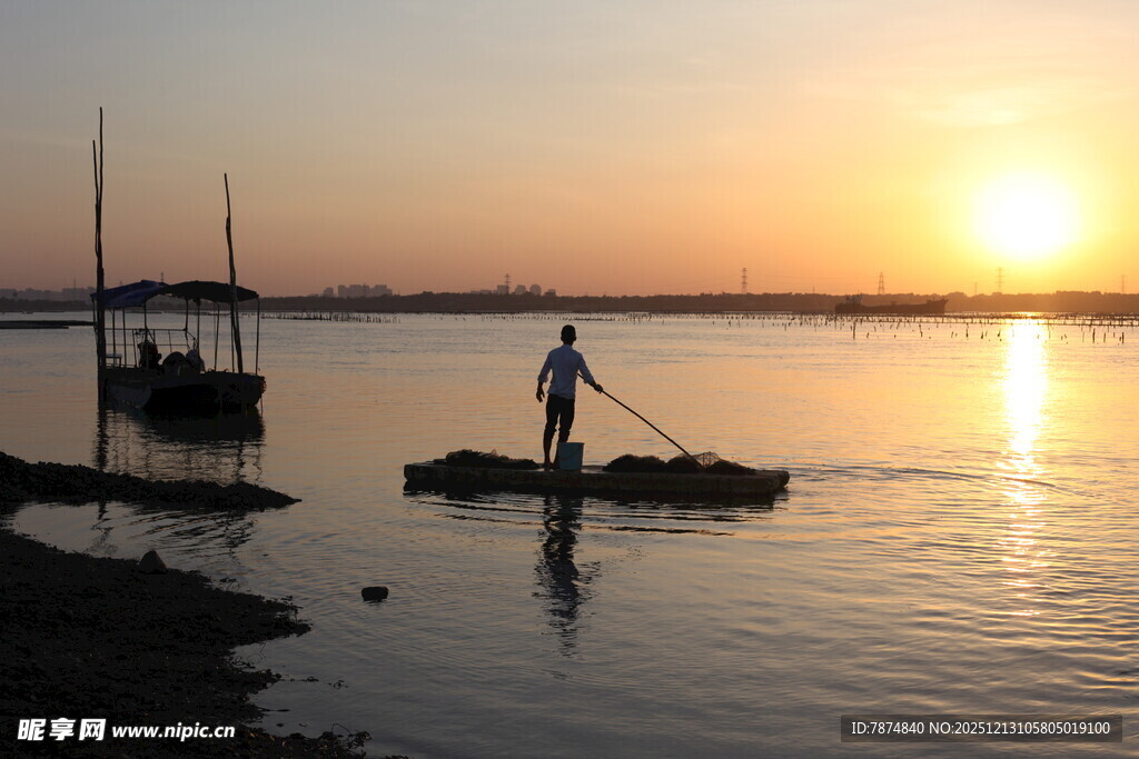 夕阳下的水上独舟身影