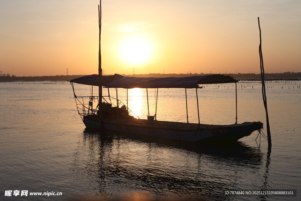 夕阳下湖面的静谧小船