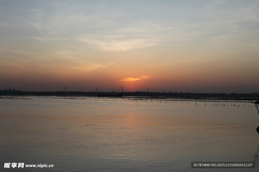 夕阳下的平静湖面