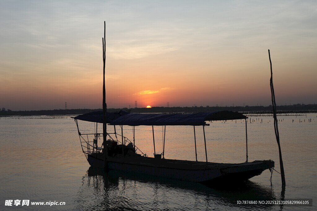夕阳下湖面的静谧小船