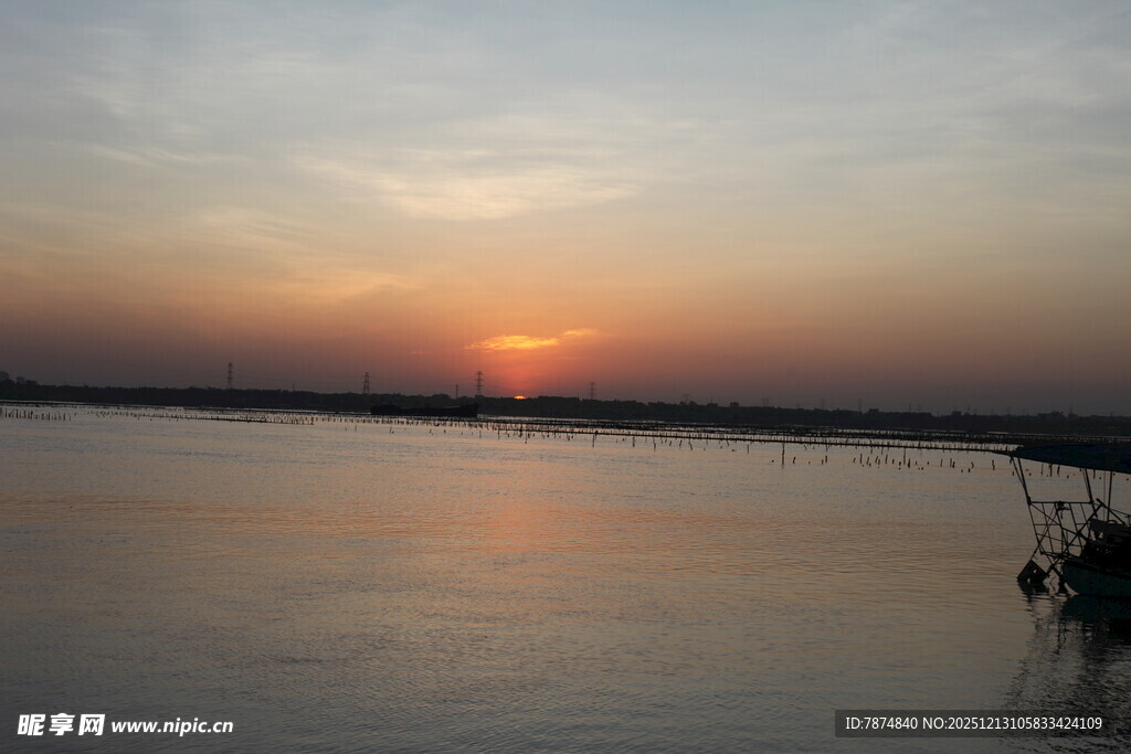 夕阳下的宁静湖面