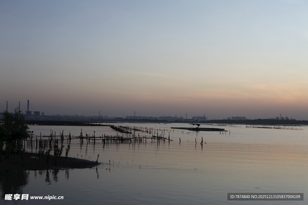 黄昏下宁静的水边景象