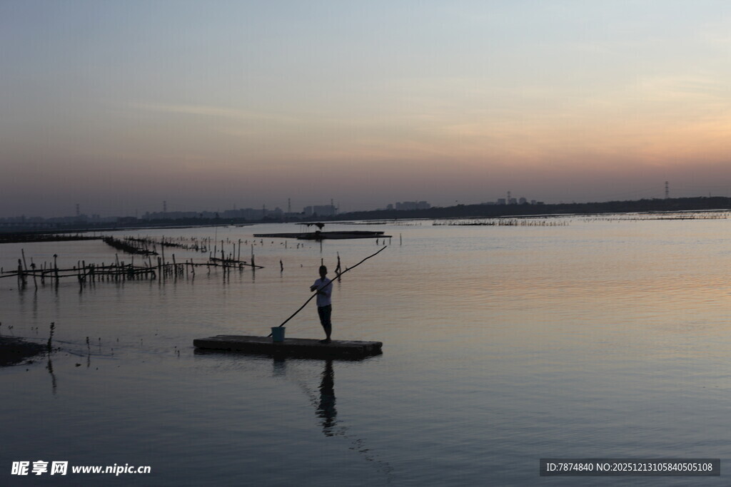 夕阳下湖面的独舟身影