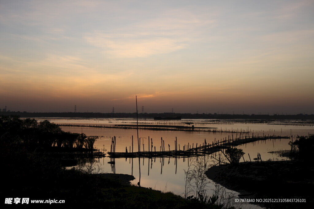 黄昏下宁静的河畔码头