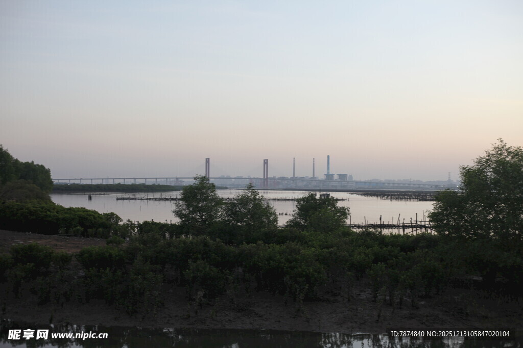 黄昏下的水域与远处设施