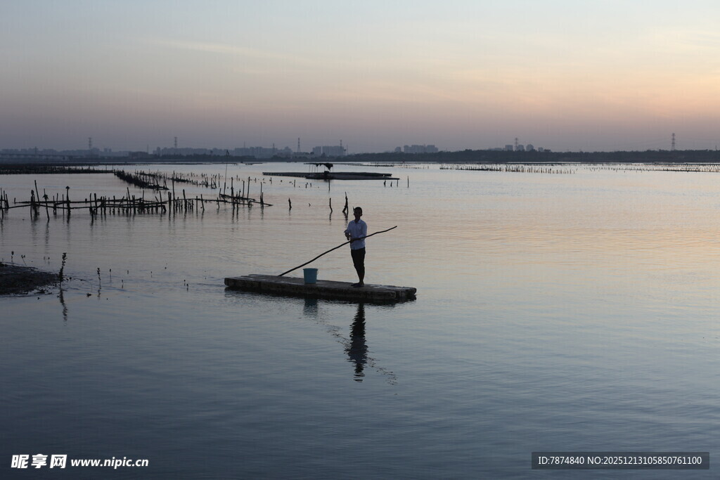 黄昏独舟泛于宁静湖面