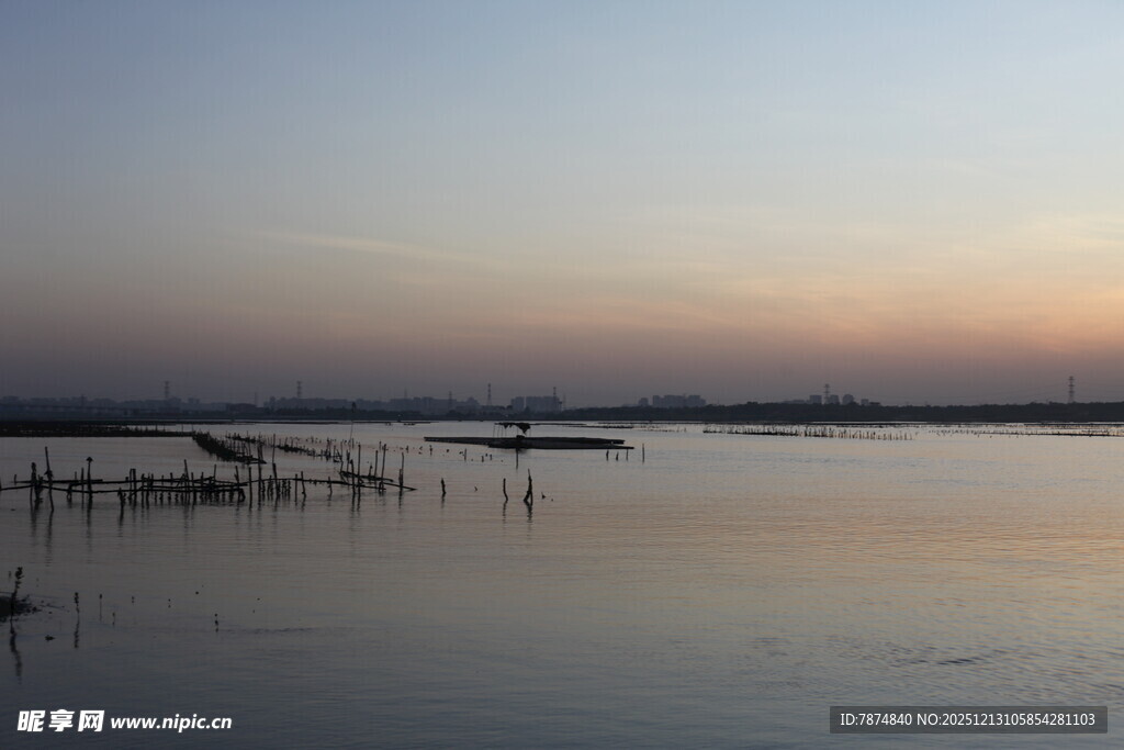 黄昏下宁静的水面景观