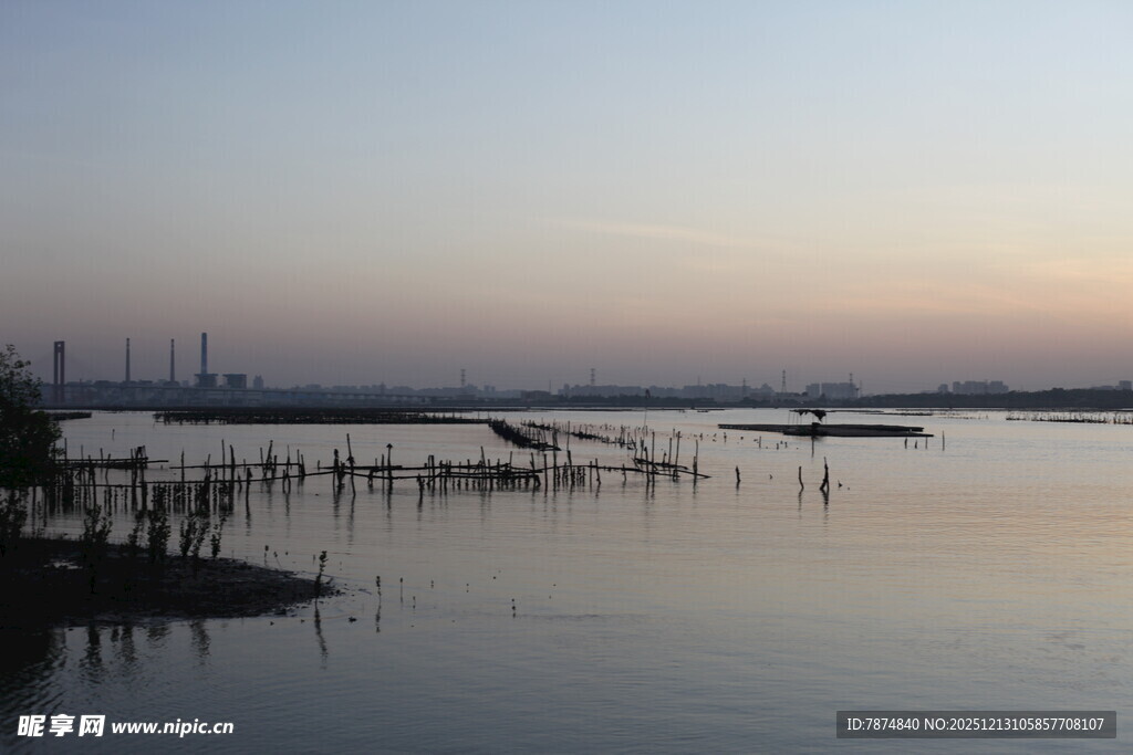 黄昏下宁静的水边景象