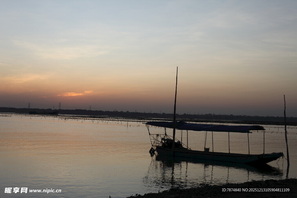 夕阳下宁静的湖面小船