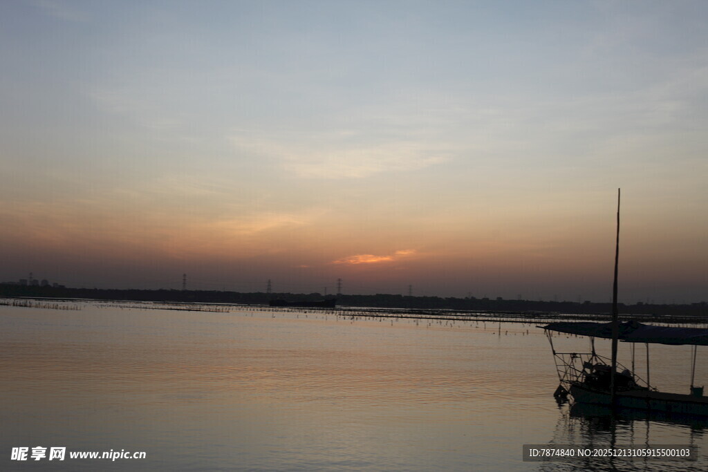 夕阳下的宁静湖面小船