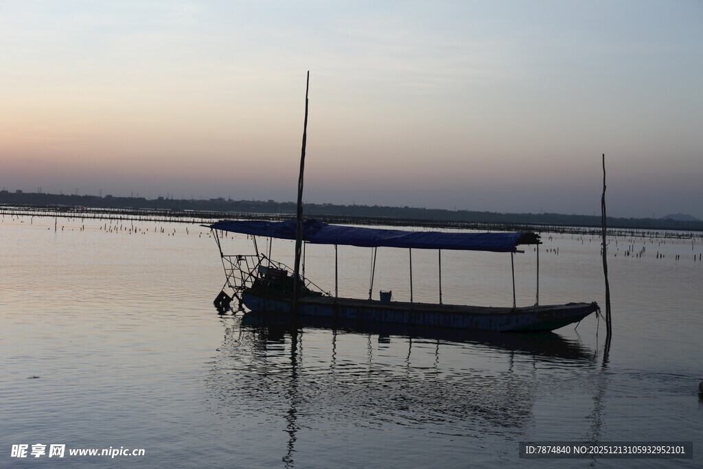 夕阳下湖面的静谧小船