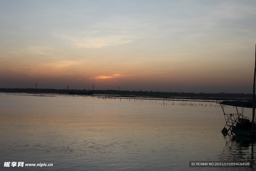 夕阳下的宁静湖面景色