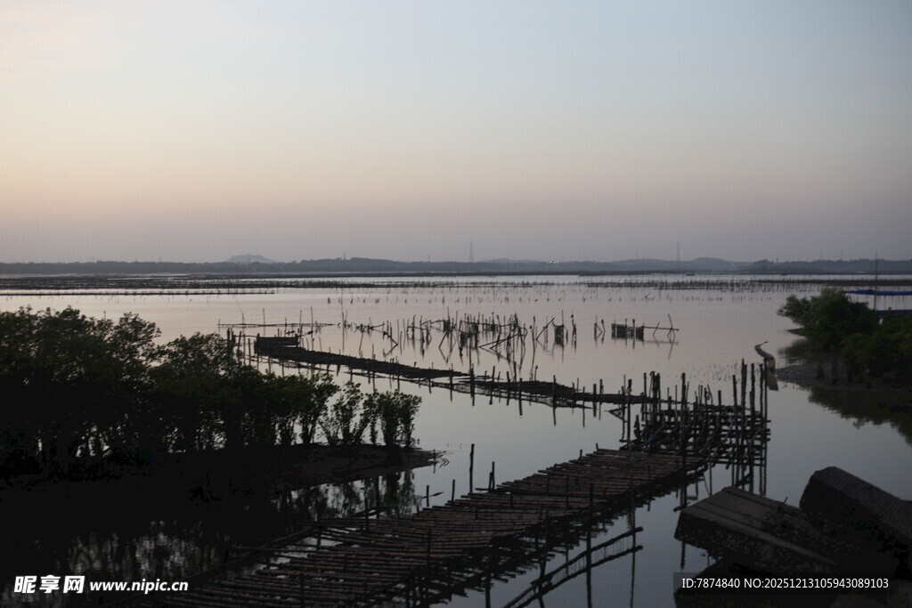 黄昏下的水上木栈道景观