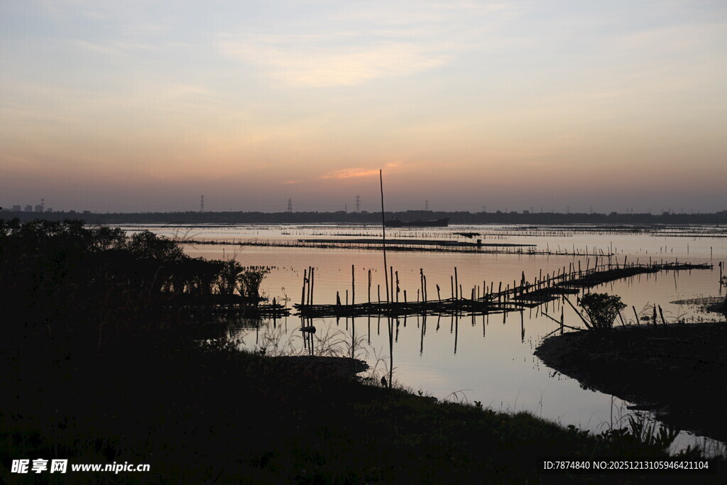 黄昏下的宁静水边景致