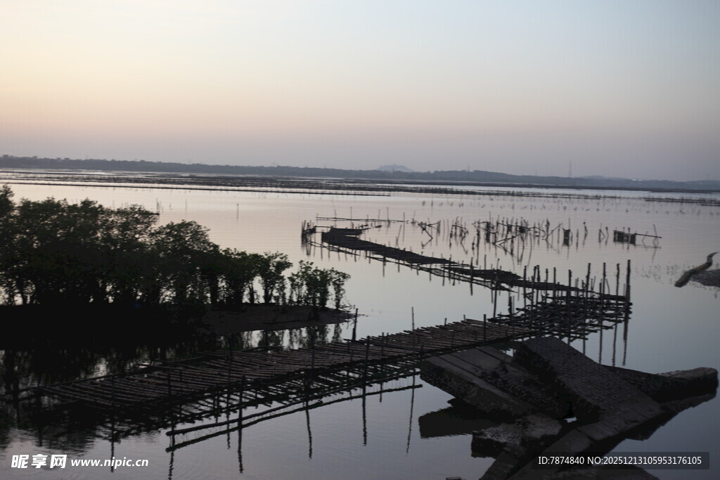 黄昏湖畔木栈桥静谧景致