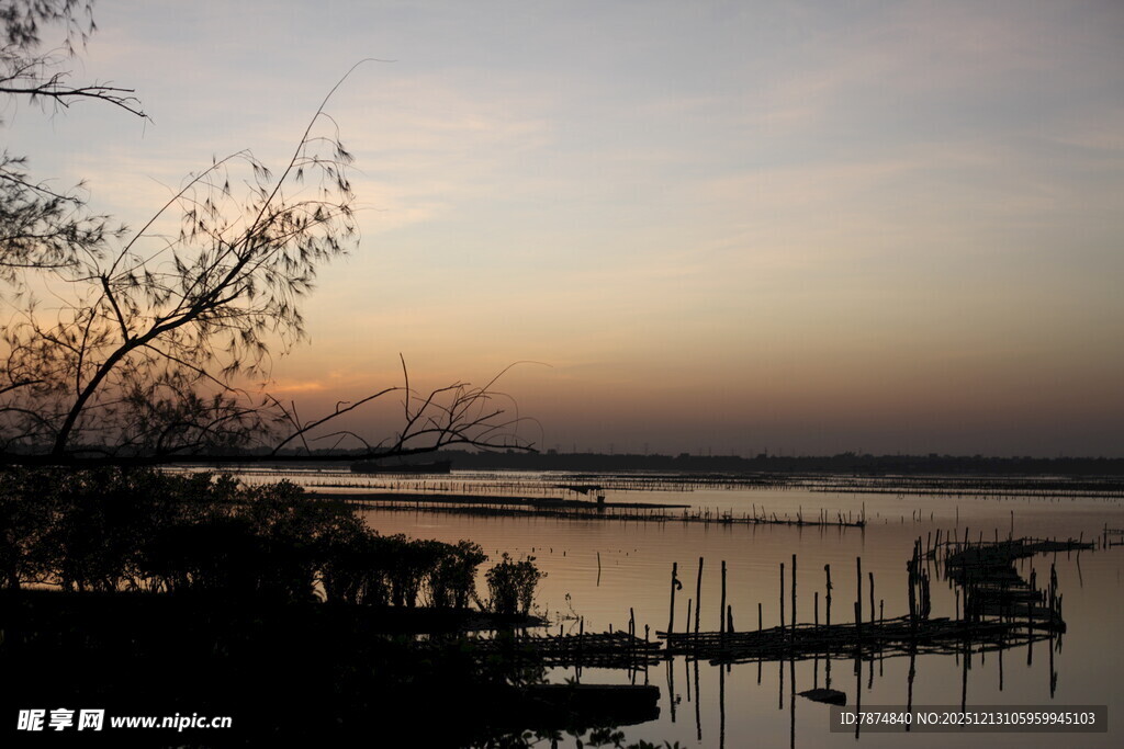 湖畔黄昏美景