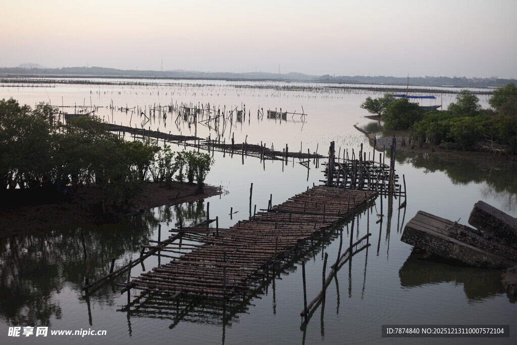 水上木栈道与静谧小船