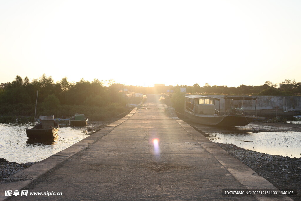 夕阳下的河畔长桥