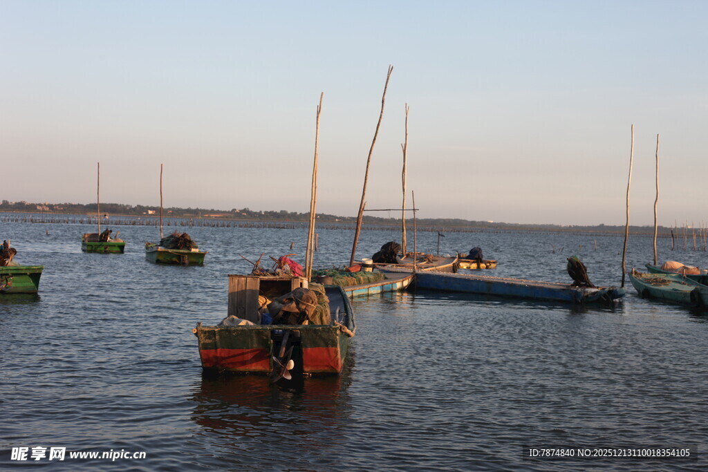 海上停泊的多彩渔船