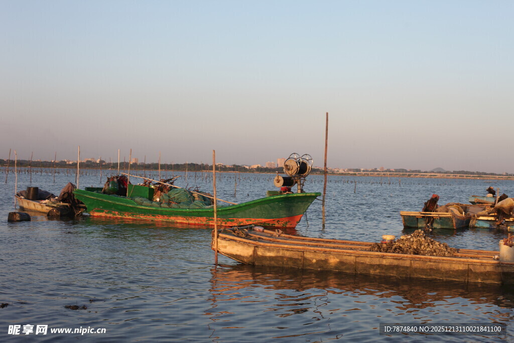 海上渔船停泊景象