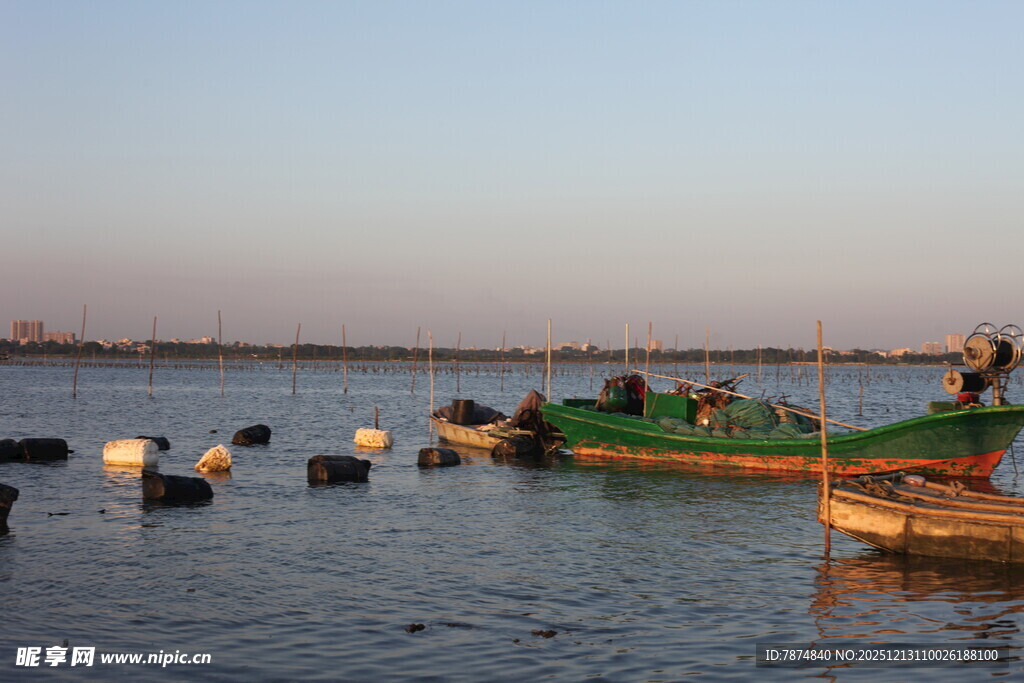 湖畔停泊的船只与浮标