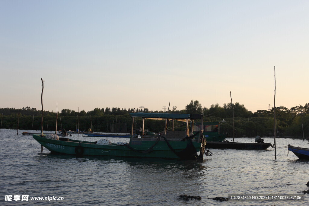 夕阳下的宁静渔村港湾