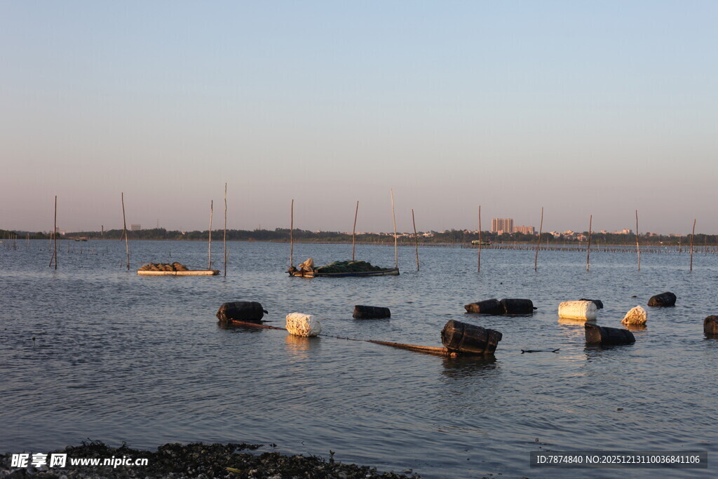 水面漂浮的烛光浪漫景象