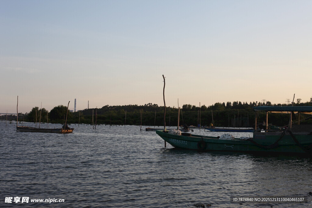 黄昏下的宁静港湾