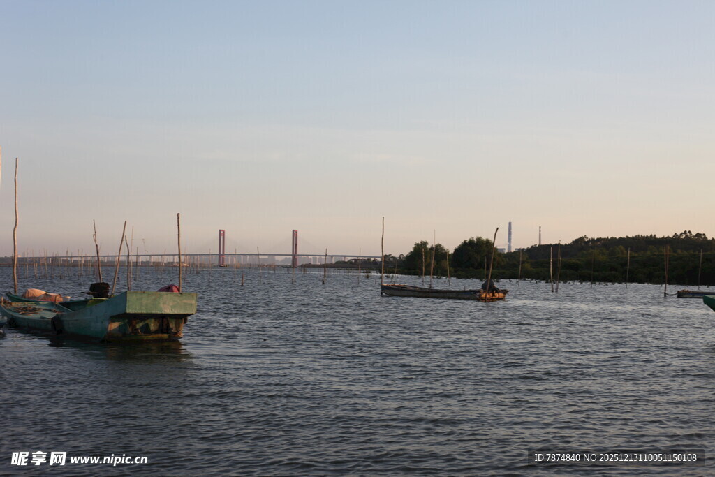 黄昏下宁静的港口景象