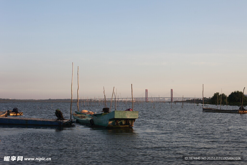 宁静水域中的船只景象