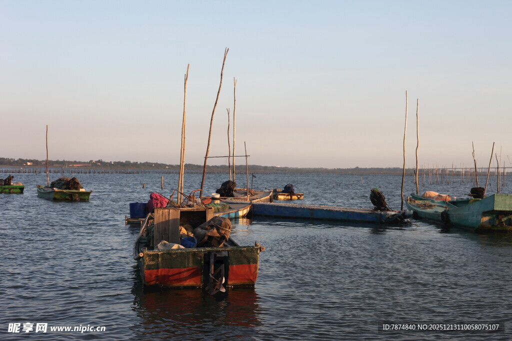 海上渔船停泊景象
