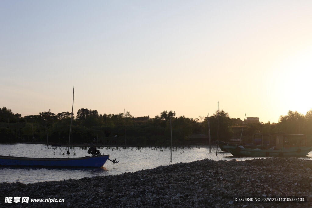 夕阳下的湖畔船只景象